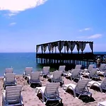 на пляже отрада, французский бульвар просторный 2 комн Luxury , центр жк париж