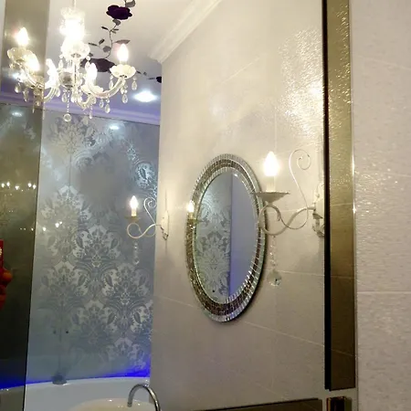 на пляже отрада, французский бульвар просторный 2 комн Luxury , центр жк париж Apartment Odesa