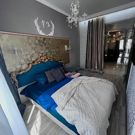 на пляже отрада, французский бульвар просторный 2 комн Luxury , центр жк париж Apartment *