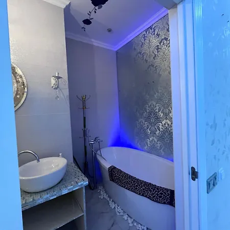 на пляже отрада, французский бульвар просторный 2 комн Luxury , центр жк париж Apartment *