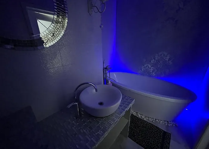 на пляже отрада, французский бульвар просторный 2 комн Luxury , центр жк париж *