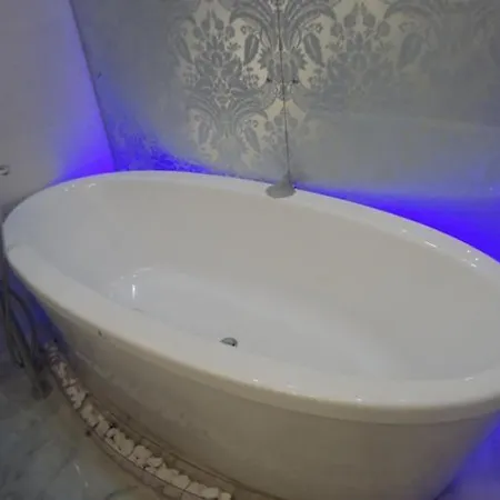 на пляже отрада, французский бульвар просторный 2 комн Luxury , центр жк париж *