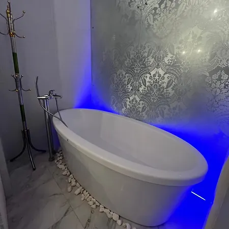 на пляже отрада, французский бульвар просторный 2 комн Luxury , центр жк париж Апартаменты *